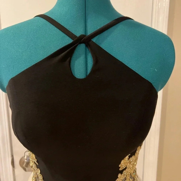 Blonde Nites Junior’s Keyhole Appliqué Prom Dress‎ - Picture 4 of 8